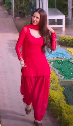 Retro Indian Outfits, Punjabi Suits Patiala, Indian Fits, Sonam Bajwa, Punjabi Style