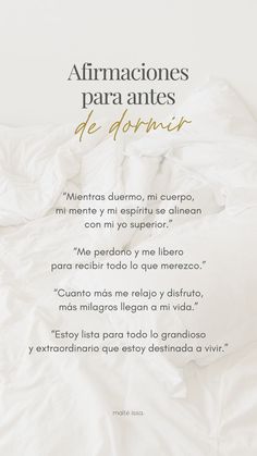 an image of a bed with white sheets and pillows on top of it, in spanish