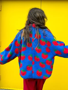 Strawberry picking all year round! This vibrant sherpa is an eye-catcher, and perfect for chilly days where you want something fun but casual! The red and blue are a real POP and make all outfits colorful and iconic! Style with fun colors like orange, green, and pink, or with neutrals! Make this our go-to jacket this winter! True to size. 100% Polyester POCKETS! Style with neutrals or fun colors like green, orange, and pink Soft and lightweight material Ashlyn is 5'3 wearing a size 1X and typica Mid Size Eclectic Fashion, Flower Garden Outfit Ideas, 90s Colorful Outfits, Quirky Sweaters, Cute Arcade Outfits, Vintage Artsy Outfit, Fun Colorful Outfits, Funky Winter Outfits, Funky Style Outfits