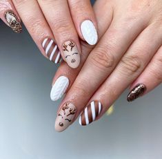 Christmas Nails Present, Nude Christmas Nails, Painted Reindeer, Graffiti Nails, La Christmas, Nails Nude, Sweater Nails, Cream Puff