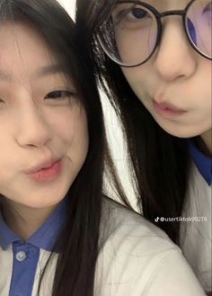 Korean Friends, Funny School Pictures, Friendship Photography, Cute School Stationary, Korean Best Friends, Korean Eye Makeup, Army Pics