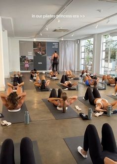 Pilates Pictures Inspiration, Fitness Class Aesthetic, Pilates Studio Aesthetic, Group Pilates, Intricate Hairstyles, Pilates Aesthetic, Cassey Ho, Studio Pilates, Wellness Club