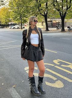 New York Skirt Outfit, Black Bolero Outfit Aesthetic, Skirt Instagram Pictures, Keinemusik Outfit, Streetwear Skirt Outfit, Techno Outfit, Deadpool And Wolverine, Nyc Outfits, Slay Outfits