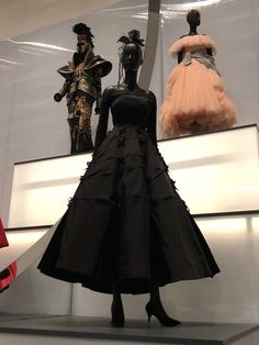 Dior Black Aesthetic, Istituto Marangoni Milano, Istituto Marangoni, Fashion Dream Job, Met Gala Dresses, Fashion Displays, Gala Dresses, Looks Style, Black Dresses