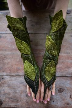 Korok Seed Costume, Fairy Gloves Diy, Woodland Elf Costume Diy Forest Fairy, Woodland Elf Cosplay, Woodland Nymph Costume, Moss Corset, Cool Fantasy Outfits, Earth Fairy Costume, Nature Fairy Costume