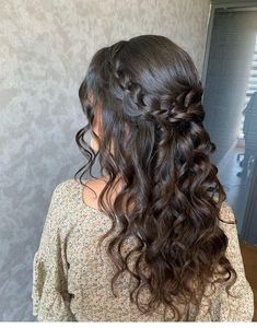 Hoco Hairstyles Curled Down, Hairstyles For Golden Dress, Prom Hairstyles Thick Long Hair, Half Up Half Down Dama Hairstyles, Hairstyles For Quinceanera Sister, Half Up Half Down Bridal Hair Face Framing, Desi Wedding Hair Styles, Long Curled Prom Hair, Hairstyle For Sweet 16