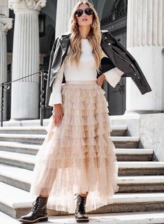 Long Tulle Skirt Outfit, Tule Skirt Outfit, Tulle Skirt Outfit Casual Street Style, Tulle Skirt Outfits, Tulle Skirt Outfits Casual, Italy Wardrobe, Streetstyle Photoshoot, Diy Tulle Skirt, Tutu En Tulle