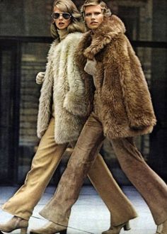 Vintage Vogue Fashion, 70s Mode, Editorial Vogue, Mode Editorials, Vogue Editorial, Fashion 1970s, Walking Down The Street, Seventies Fashion