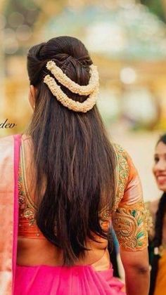 Gajra Hairstyles Open Short Hair, Gajra In Open Hair, Gajara Hairstyle Open Hair, Gajra Hairstyles Open, Gajra Braid, Gajra Hairstyles Buns, Hairstyle With Gajra, Hairstyle For Parties, Mogra Gajra