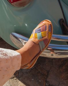 MEXAS APAPACHO | Huaraches en cuir pastel pour femmes Yellow Shoes Flats, Yellow Flats, Huarache Sandals, Tan Cowhide, Rose Pastel, A Pen, Braided Leather, Handmade Shoes, Natural Leather