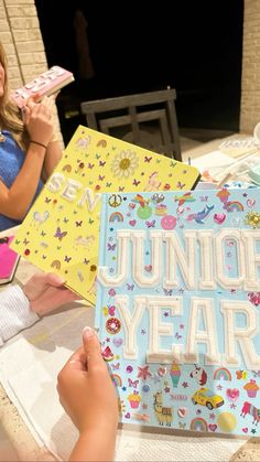 Senior Year Memories Book, Jr Year Highschool, Freshman Scrapbook Cover, High School Scrapbook Cover, Freshman Year Scrapbook Ideas Cover, Scrap Book Cover Ideas Kids, Junior Year Box Ideas, Scrapbook Book Cover Ideas, Memory Book Aesthetic Cover