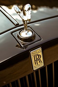 rolls royce emblem on the front of a black car