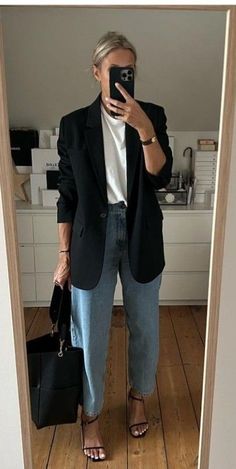 Zara Kimono Outfit 2022, Minimalist Casual Office Outfit, Minimalist Style For Women Over 50, Office Outfit Minimalist, Outfits For Creative Professionals, Classy Easter Outfits For Women, Chic Business Professional, Minimalistic Street Style, Outfit Ideas For California