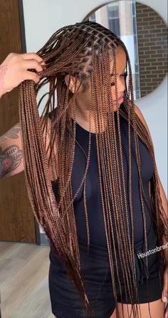 Knotless Box Braids Straight Ends, Highlighted Knotless Braids, Coffee Brown Braids, Chocolate Brown Box Braids, Small Brown Knotless Braids, Chocolate Brown Knotless Braids, Color 30 Braids On Dark Skin, Knotless Brown Braids, Knotless Box Braids Brown