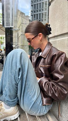 Short Leather Jacket, Suede Outfit, Denim Outfits, Leather Jacket Style, Jacket Outfit, Fall Fits, Winter Fits, Brown Leather Jacket