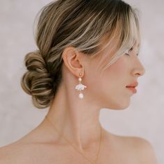 Bride wearing flower and pearl earrings by Joanna Bisley Designs. Bridal Jewelry Floral, Unique Bridal Earrings, Modern Bridal Earrings, Bridal Updos, Pearl Wedding Earrings, Pearl Drop Earrings Bridal, Trends 2025, Earrings Luxury, Headpiece Jewelry