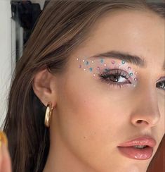 Face Gems For Concert, Coachella Makeup Face Jewels, Gems Face Makeup, Face Jewels Festival, Festival Gems On Face, Maquillaje Festival Coachella, Coldplay Makeup, Festival Looks Makeup