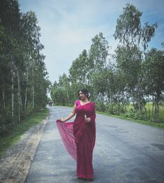 #saree #fashion #aesthetic Saree Vintage Aesthetic, Cotton Saree Asthetic, Red Saree Aesthetic Vintage, Pink Saare Aesthetic, Aesthetic Pov For Saree, Saree Fashion, Pink Saree, Bollywood Saree, Indian Outfit