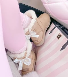 🧚🏼‍♀️ 𝓕𝐚𝐢𝐫𝐲𝐭𝐨𝐩𝐢𝐚 🧚 Cute Uggs, Pink Uggs, Pretty Pink Princess, Dr Shoes, Pink Lifestyle, Pink Girly Things, Girly Shoes