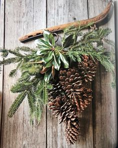 Christmas Woodsy Decor, Indoor Wreath Decor, Pinecone Swag, Country Christmas Decorations, Pine Cone Crafts, Christmas Arrangements, Christmas Swags, Rustic Wreath, Holiday Crafts Christmas