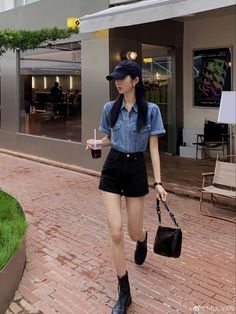 Korean Short Pants Outfit, China Summer Fashion, Japan Summer Fashion Street Style, Summer Outfits Japan Street Styles, Japan Summer Outfit Street Style, Asian Summer Fashion, Korean Street Fashion Summer, Korea Summer Outfit, Summer Korean Outfits Street Styles