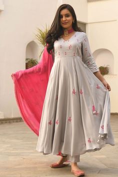 Kurta Pants, Indian Fashion Trends, Embroidered Suit, Simple Kurta Designs, Simple Kurti Designs, Long Kurti Designs, Long Dress Design, Traditional Indian Outfits, Kurti Designs Party Wear