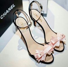 Zapatos Chanel que son el sueño de toda chica con buenos gustos Slingback Chanel, Espadrilles Chanel, Detailed Fashion, High Heels Classy, Pretty Heels, Heels Designer, Branded Shoes