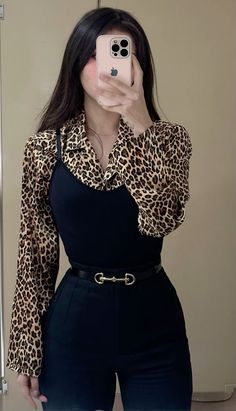 Hoy les traigo una idea de como combinar una camisa de animal print, asi que combine la camisa con accesorios discretos y neutros, ideal para un dia en la oficina con un toque diferente. Casual Work Outfit Aesthetic, Outfit Formal Casual, Outfit Con Camisa, Outfit Animal Print, Leopard Print Outfit, Trendy Date Night Outfit, Date Night Outfit Ideas, Night Outfit Ideas, Leopard Print Outfits