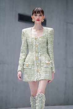 Raisa Vanessa, Tweed Fashion, Elegant Outfit Classy, Runway Looks, Dolce E Gabbana, Looks Chic, Fashion Design Clothes, Fancy Outfits, Stage Outfits