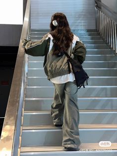 Girl With Headphones, Cold Fits, Outfits Streetwear, Cold Outfits, Chill Outfits, Grey Outfit, Cold Weather Outfits, Other Outfits, Girly Fashion