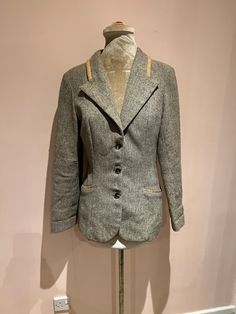 Vintage 1980's Vamp Tweed blazer, tweed jacket, fitted wool jacket. UK 8 - 10 A vintage 80's tweed fitted blazer with corduroy patches and details. There are a few marks on the lining. UK Size 8 - 10. Please check measurements: Chest - 94cm Waist - 78cm Length - 67cm Blazer Tweed, Velvet Cardigan, Shirt Dress Summer, Fitted Blazer, Womens Blazers, Tweed Blazer, Lovely Dresses, Tweed Jacket, Wool Jacket