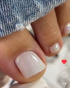 White Glitter Toe Nails, Christmas Toe Nail Ideas, Nude Toe Nail Designs, Nude Pedicure Ideas, Round Toe Nails, Christmas Pedicure Ideas Toes, Silver Pedicure, Manicure Pies, Christmas Pedicure Designs