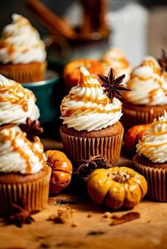 Gluten Free Pumpkin Cupcakes, Pumpkin Cupcake Recipes, Autumn Cake, Caramel Pumpkin, Desert Ideas, Cinnamon Cream Cheese, Fall Cupcakes, Cupcake Decor, Thanksgiving 2024