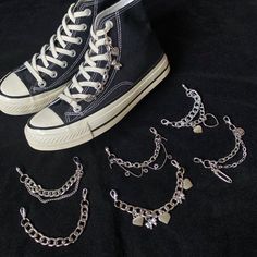 Shoe Chain Converse, Shoes With Chains, Shoe Charms Converse, Shoe Chains Diy, Boot Chains Diy, Heart Shoe Laces, Converse Chain, Beads On Shoelaces, Converse Shoelaces