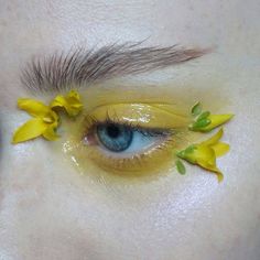 8,316 Likes, 102 Comments - Sara Engel (@thesaraengel) on Instagram: “Florals for spring? Groundbreaking. Haha no but really, I've enjoyed seeing lots of cool floral…” Floral Eye Makeup, Editorial Flowers, Eye Makeup Trends, Makeup List, Bold Makeup, Eye Makeup Art, Fantasy Makeup