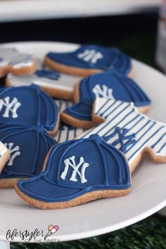 cookies decorated to look like the new york yankees