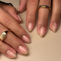 Oval Nails Gold, Gold Nail Designs Almond, Nails For Dubai, Morocco Nails, Dubai Nails, Gold Nail Designs, Formal Nails, Soft Nails, Nails Desing