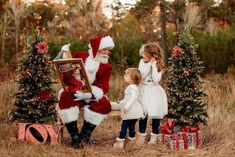 Outdoor Santa Mini Session, Country Santa Photoshoot, Santa Tree Farm Photos, Santa Photo Shoot Ideas, Christmas Santa Photoshoot, Family Christmas Pictures With Santa, Santa Mini Session Ideas Outdoors, Santa Session Photography, Pictures With Santa Ideas