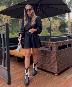 Black And White Western Boots Outfit, Casual Black Leather Skirt Outfit, Outfit Bota Vaquera, Look Bota Country, Outfit Con Cowboy Boots, Bota Western Look, Botas Cowboy Mujer Outfit, Tecovas Boots Women Outfit