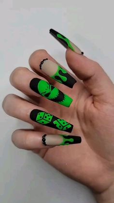 Oogie Boogie Nail Art Tutorial, Oggie Boogie Nail Ideas, Black Nails With Green Design, Halloween Polygel Nails, Creepy Acrylic Nails, Oggie Boggie Nail Designs, Ogie Bogie Nails, Oogey Boogey Nails, Danny Phantom Nails