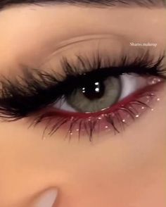 Burgundy Eyeliner, Thanksgiving Apple Cider, Colourful Eyeshadow, Red Eyeshadow Look, Eye Shadow Tutorial, Burgundy Eye Makeup, Red Makeup Looks, Shadow Tutorial, Burgundy Makeup