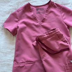 Quartz Figs Scrub Set Cute Scrubs Aesthetic, Sterilization Technician, Hospital Internship, Figs Scrubs Outfit, Cute Nursing Scrubs, Pediatric Scrubs, Nurse Inspiration