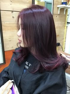 Pelo Color Vino, Frog Sweatshirt, Frog Hoodie, Violet Hair Colors, Pink Sweatshirts, Cherry Hair Colors, Wine Hair Color, Maroon Hair