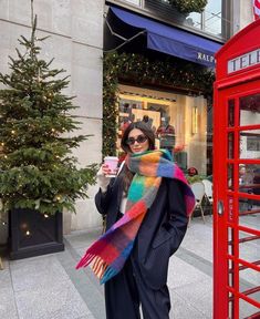 Colorful Scarf Outfit, How To Wear A Blanket Scarf, London Outfit, Cold Outfits, Autumn Outfits, Blanket Scarf, Outfit Inspo Fall