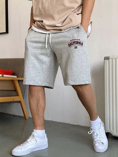 Gris Claro Casual Collar  Tela Letras Shorts deportivos Embellished No-Elástico Grey Shorts Outfit Men Street Styles, Shorts And Tshirt Outfits Men, Short Gris Outfits, Sweat Shorts Outfit Men, Nike Shorts Outfit Men, Gray Shorts Outfit, Grey Shorts Outfit Men, Sweat Shorts Outfit, Grey Shorts Outfit