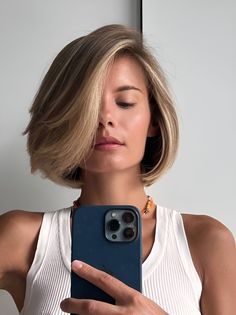 35 Gorgeously Chic Short Hairstyles For Fine Hair Ladies - 250 Jlo Bob Hair Shoulder Length, Bob Haircuts Fine Hair, French Bob Balayage, Dad Bob Haircut, Chic Hairstyles Short, Jennifer Aniston Hair Short, Chin Length Bob With Curtain Bangs, Medium Length Haircut For Thick Hair Round Faces, 50s Haircut