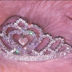 a close up of a tiara on someone's eye