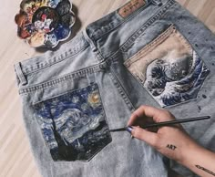 Upcycling Fashion, Fashion Grunge, Rock Outfit, Retro Punk, Painted Jeans, Grunge Look, Painted Denim