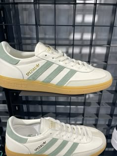 Green Adidas Spezial, Spezials Adidas, Adidas Spezials, Spezial Adidas, Adidas White Shoes, Samba Shoes, Shoes For School, Sporty Shoes