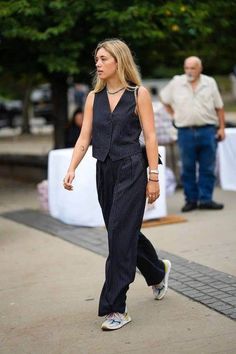 30+ Chic Business Casual Work Outfits with Sneakers That Perfectly Blend Comfort and Style Chique Outfit, New York Outfits, Fest Outfits, New York Fashion Week Street Style, Chique Outfits, Neue Outfits, Street Style Summer